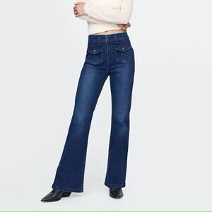 GAP High Rise 70s Flare Jeans with pockets in front and back Medium Wash - Size